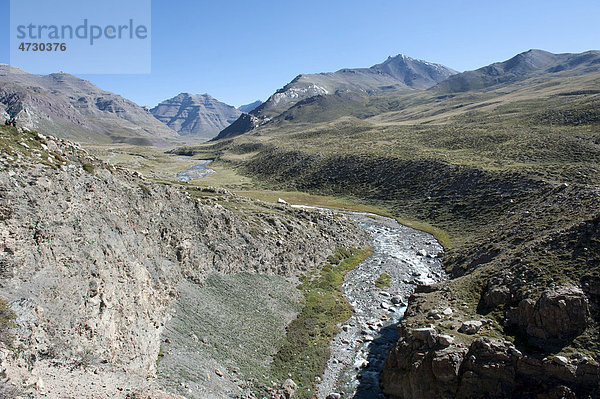 Tibetischer Buddhismus  Tal mit Gebirgsfluss  Pilgerweg um den heiligen Berg Kailash  Gang Rinpoche  Kora  Ngari  Gang-Tise-Gebirge  Transhimalaja  Himalaja  Westtibet  Autonomes Gebiet Tibet  Volksrepublik China  Asien