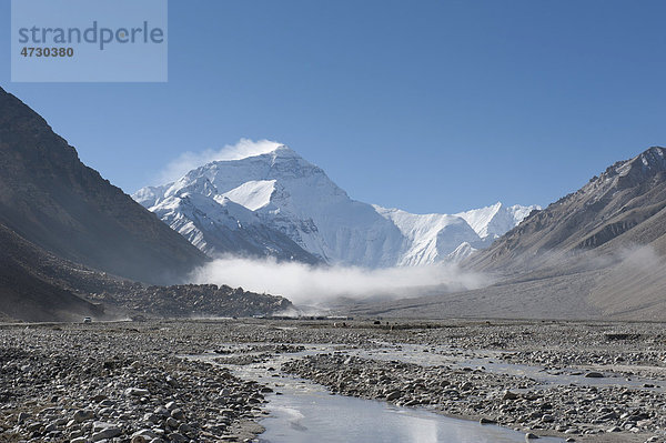 Gipfel des Mount Everest  leichter Nebel  Base Camp Nordseite  Gletscherfluss  Himalaja  Zentraltibet  ‹-Tsang  Autonomes Gebiet Tibet  Volksrepublik China  Asien