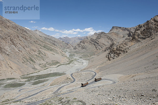 Passstraße Manali-Leh-Highway  zwei Tata LKW fahren die Serpentinen hinauf zum Baralacha La Pass 4830 m  Gebirgslandschaft  Distrikt Ladakh  Bundesstaat Jammu und Kaschmir  Indien  Südasien  Asien