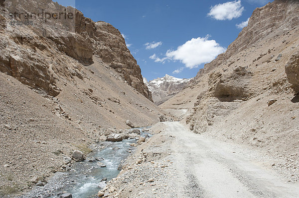 Passstraße Manali-Leh-Highway  Schlucht  Piste neben einem Bach  nahe Camp Pang  Gebirgslandschaft  Distrikt Ladakh  Bundesstaat Jammu und Kaschmir  Indien  Südasien  Asien
