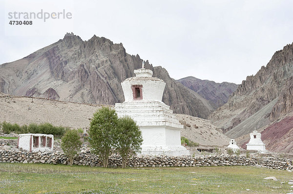 Tibetischer Buddhismus  weiße Stupas  Tal  Gya Gorge  Red Valley  Passstraße Manali-Leh-Highway  Gebirgslandschaft  Distrikt Ladakh  Bundesstaat Jammu und Kaschmir  Indien  Südasien  Asien