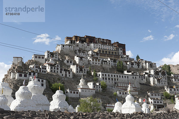 Tibetischer Buddhismus  Klosteranlage auf einem Hügel  viele weiße Stupas  Kloster Thiksey bei Leh  Distrikt Ladakh  Bundesstaat Jammu und Kaschmir  Indien  Südasien  Asien