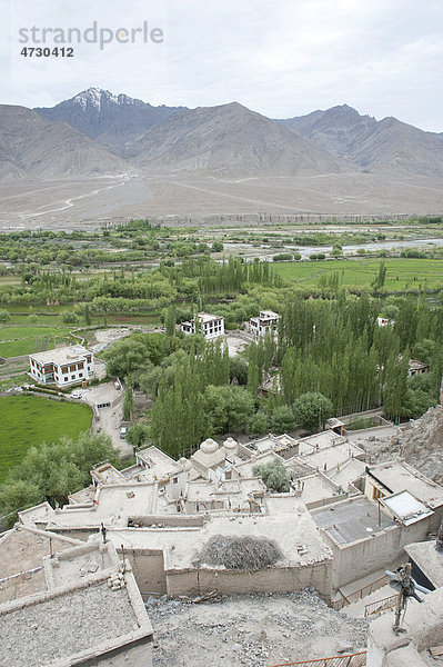 Industal  Tal  Fluss Indus  tibetischer Buddhismus  Blick von oben auf Kloster Spituk Gompa  bei Leh  Distrikt Ladakh  Bundesstaat Jammu und Kaschmir  Indien  Südasien  Asien