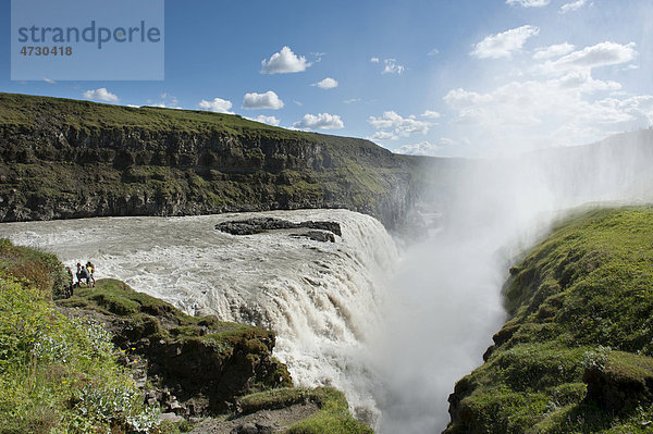 Großer Wasserfall Gullfoss  Fluss HvÌt·  Hvita  Gischt  Regenbogen  Golden Circle  Island  Skandinavien  Nordeuropa  Europa
