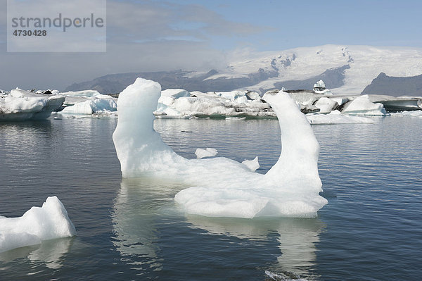 Eis  treibender Eisberg im Gletschersee  Jökuls·rlÛn  Jökulsarlon  Vatnajökull Gletscher  Island  Skandinavien  Nordeuropa  Europa
