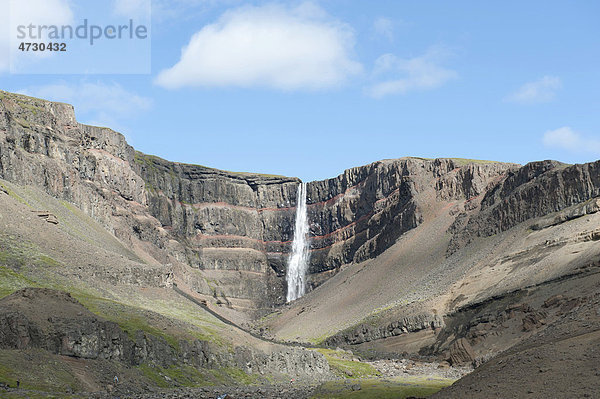 Wilde Landschaft  Felswand  Wasserfall Hengifoss  bei Egilssta_ir  Egilsstadir  Island  Skandinavien  Nordeuropa  Europa