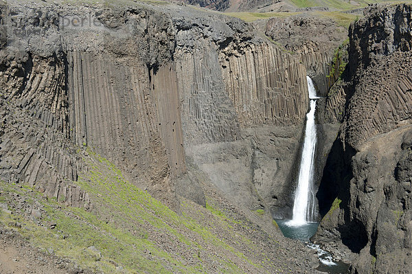 Basalt  Basaltsäulen  Wasserfall Litlanesfoss  Island  bei Egilssta_ir  Egilsstadir  Skandinavien  Nordeuropa  Europa