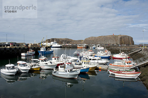 Hafen  Schäre Stykki_ mit Booten  dahinter die Insel S_gandisey  StykkishÛlmur  Stykkisholmur  Õsland  Island  Skandinavien  Nordeuropa  Europa