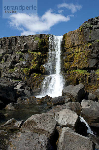 Wasserfall in die Almannagj·  Almannagja  Allmänner-Schlucht  _ingvellir  Thingvellir  Nationalpark  Golden Circle  Õsland  Island  Skandinavien  Nordeuropa  Europa