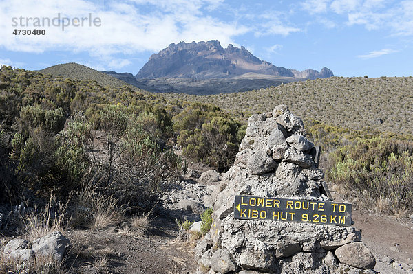 Trekking  Schild  Route to Kibo Hut  bei den Horombo Huts  hinten der Gipfel des Mawenzi  Marangu Route  Kilimandscharo  Tansania  Ostafrika  Afrika