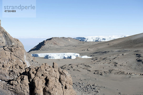 Kibo-Gipfel  Kraterrand  Blick vom Uhuru Peak in den Krater über den Rest des Furtwängler-Gletschers zum Nordeisfeld  schmelzendes Eis  erloschener Vulkan  Kilimandscharo Nationalpark  Marangu Route  Tansania  Ostafrika  Afrika