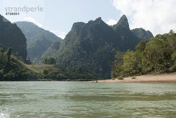 Karstlandschaft  bewaldete Berge am Fluss Nam Ou  bei Muang Ngoi Kao  Provinz Luang Prabang  Laos  Südostasien  Asien