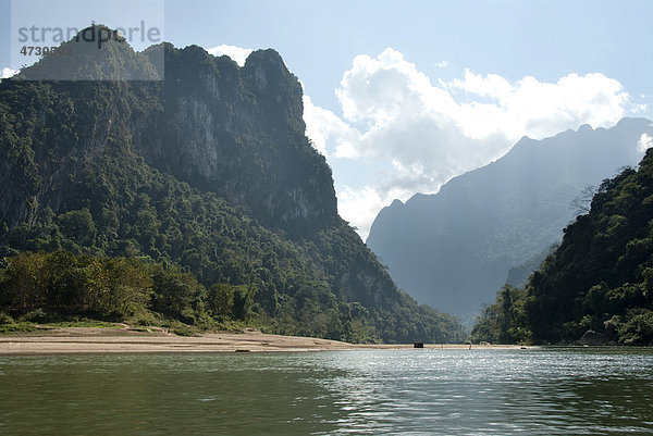 Karstlandschaft  bewaldete Berge am Fluss Nam Ou  bei Muang Ngoi Kao  Provinz Luang Prabang  Laos  Südostasien  Asien