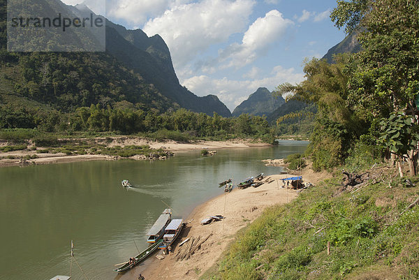 Flusslandschaft  Boote am Ufer  Fluss Nam Ou  Muang Ngoi Kao  Provinz Luang Prabang  Laos  Südostasien  Asien