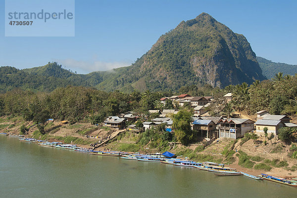 Dorf vor Berg  viele Boote am Ufer  Fluss Nam Ou  Nong Khiao  Provinz Luang Prabang  Laos  Südostasien  Asien