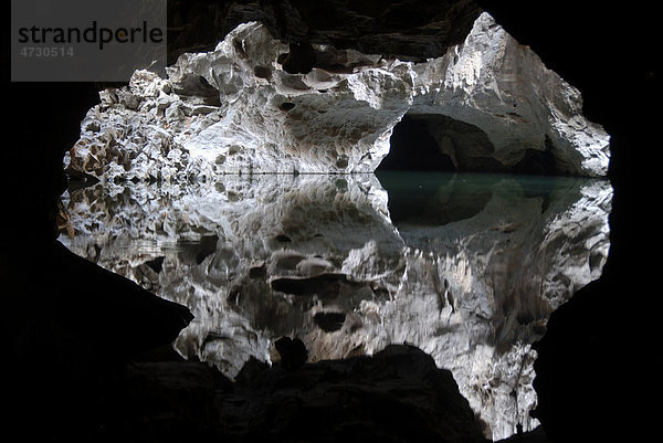 Höhlenforschung  Speläologie oder Speleologie  stiller See  Spiegelung  Wasser in Höhle Tham Pha In  bei Thakek  Provinz Khammuan  Khammouane  Laos  Südostasien  Asien