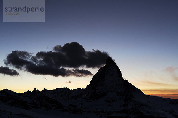 Matterhorn mit einer Wolkenfahne  Zermatt  Wallis  Schweiz  Europa