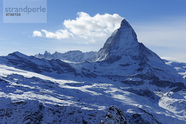 Matterhorn mit einer Wolkenfahne  Zermatt  Wallis  Schweiz  Europa