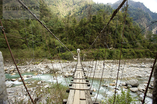 Hängebrücke über Fluss mit Niedrigwasser  Annapurna Schutzgebiet  Nepal  Asien