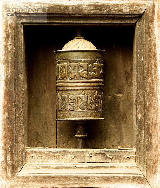 Gebetsmühle vor buddhistischem Tempel Swayambunath  Kathmandu  Nepal  Asien