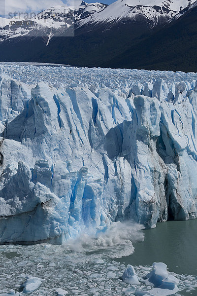 Gletscher Perito Moreno beim Kalben in den Lago Argentino  Parque Nacional Los Glaciares  Patagonien  Argentinien  Südamerika