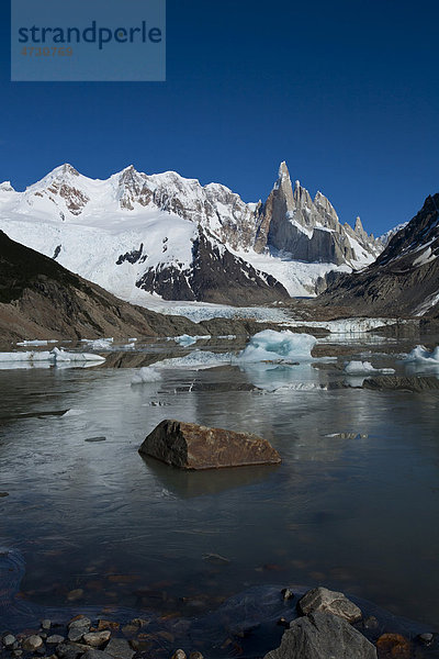 Cerro Torre  3133m  und Laguna Torre  Parque Nacional Los Glaciares  Patagonien  Argentinien  Südamerika