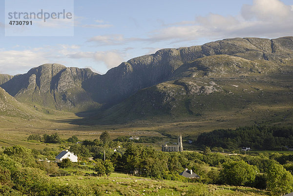 Hochtal mit Kirchenruine in den Bergen Donegals am Poisoned Lake  County Donegal  Republik Irland  Europa