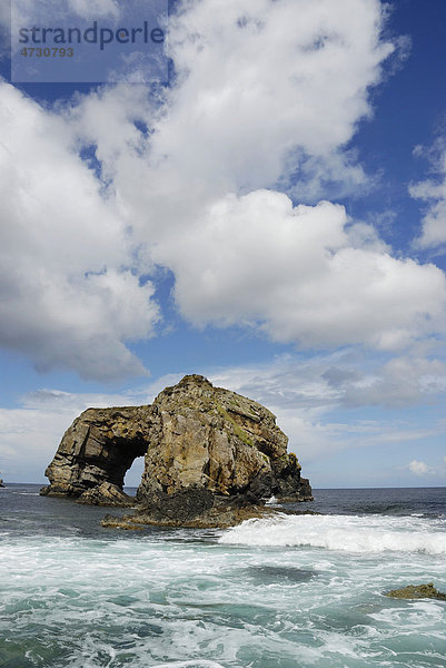 Von Kraft der Wellen ausgehöhlter Fels in der Brandung  Great Arch bei Fanad Head  County Donegal  Irland  Europa