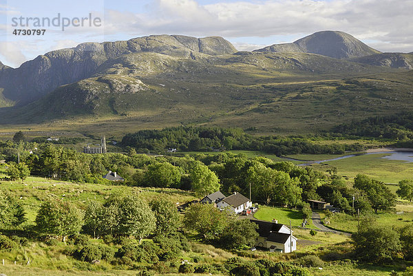 Hochtal mit Kirchenruine in den Bergen Donegals am Poisoned Lake  County Donegal  Republik Irland  Europa