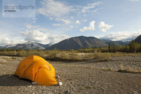 Zelt auf einer Kiesbank  Expedition  Northern Mackenzie Mountains  Wind River  Yukon Territory  Kanada