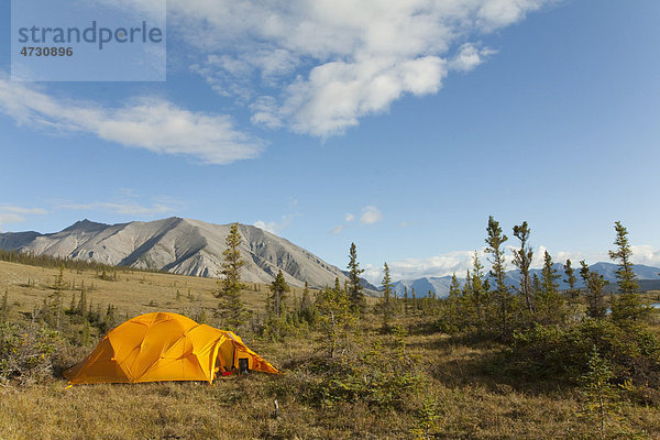 Expeditionszelt  arktische Tundra  Camping  hinten die Gebirgskette der Mackenzie Mountains  Wind River  Yukon Territorium  Kanada