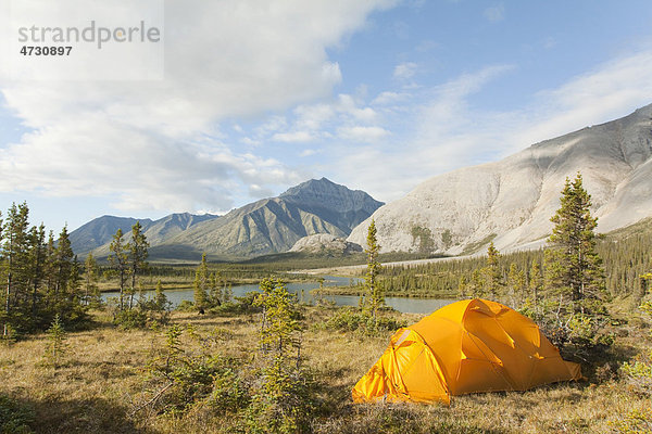 Expeditionszelt  arktische Tundra  Camping  hinten die Gebirgskette der Mackenzie Mountains  Wind River  Yukon Territorium  Kanada