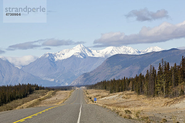Alaska Highway  Straße nördlich von Whitehorse in Richtung Haines Junction  St. Elias Mountains  Eliaskette  hinten der Kluane-Nationalpark  Yukon Territorium  Kanada