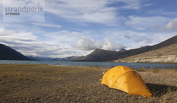 Zelt am Ufer des Kusawa Sees  dahinter Berge  Yukon Territorium  Kanada