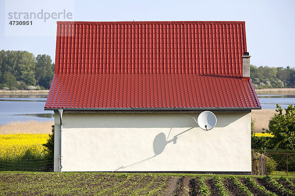 Kleines Haus ohne Fenster mit Satellitenantenne am Spyker See  Rügen  Mecklenburg-Vorpommern  Deutschland  Europa