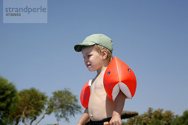 Dreijähriger Junge mit Schwimmflügeln