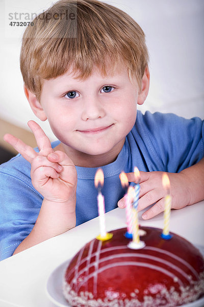4-jähriger Junge mit Geburtstagskuchen