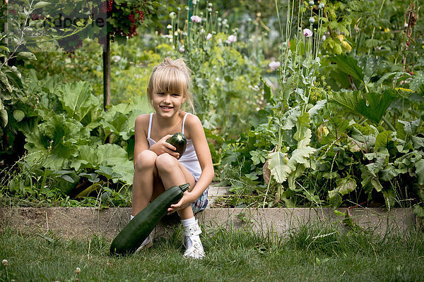 Mädchen arbeitet im Garten