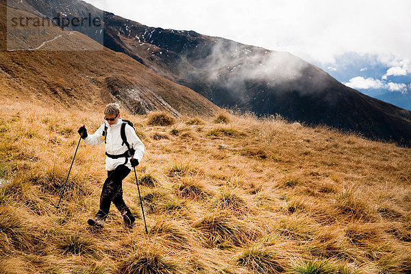 Frau wandert bei den Drei Zinnen  Dolomiten  Südtirol  Italien  Europa