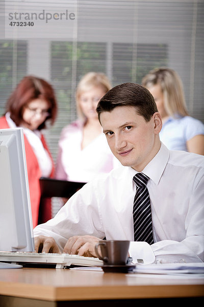 Ein Team junger Geschäftsleute im Büro