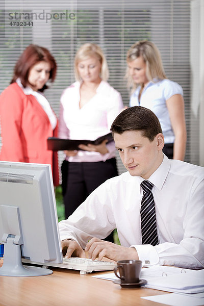 Ein Team junger Geschäftsleute im Büro