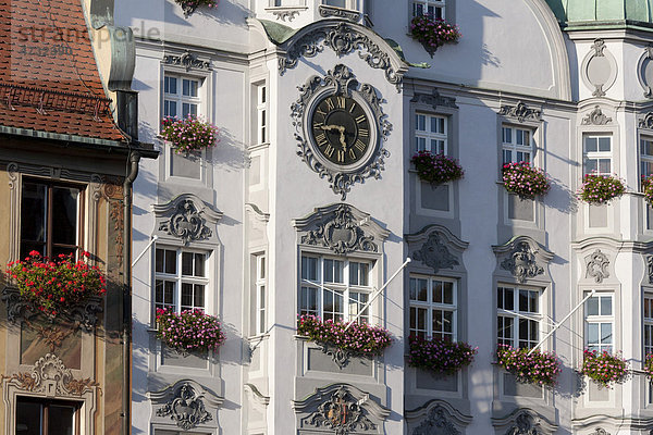 Fassaden  Steuerhaus links und Rathaus rechts  Marktplatz  Memmingen  Allgäu  Bayern  Deutschland  Europa