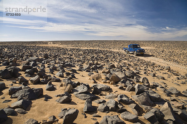 Fahrspur in der Steinwüste  Akakus Gebirge  Libyen  Sahara  Nordafrika  Afrika