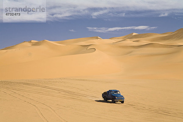 Jeep in der Sandwüste  libysche Wüste  Libyen  Sahara  Nordafrika  Afrika