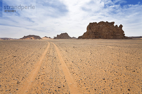 Fahrspur in der libyschen Wüste  Akakus Gebirge  Libyen  Sahara  Nordafrika  Afrika