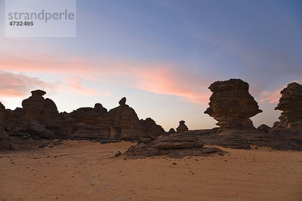 Felsformationen in der libyschen Wüste  Wadi Awis  Akakus Gebirge  Libyen  Nordafrika  Afrika