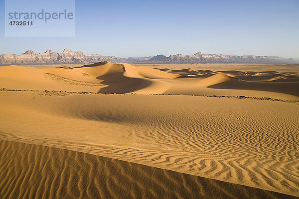 Sanddünen vor den Idinen Bergen in der libyschen Wüste  Libyen  Sahara  Nordafrika  Afrika