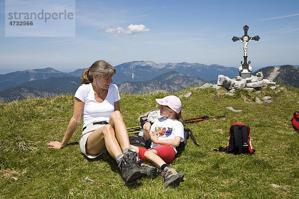 Bergwanderung auf den Vorderskopf  Mutter und Tochter rasten auf dem Gipfel  Alpen  Österreich  Europa