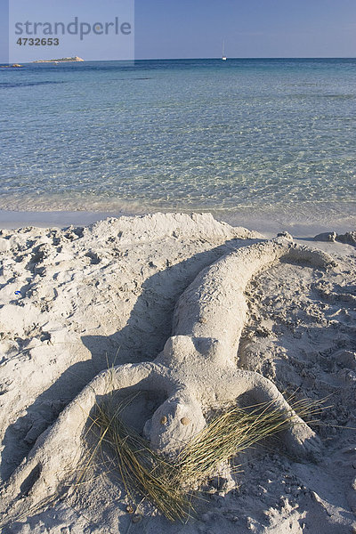 Meerjungfrau am Strand Cala Brandinchi  Sandskulptur  Ostküste  Sardinien  Mittelmeer  Italien  Europa