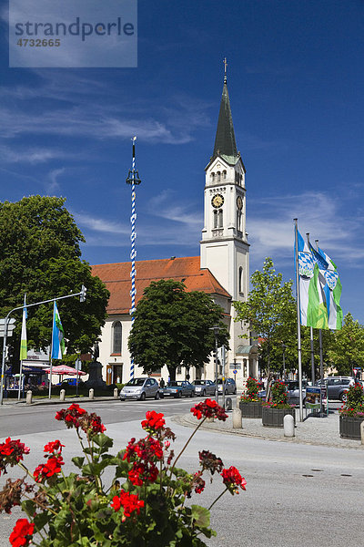 Stadtplatz mit Kirche St. Magdalena  Plattling  Landkreis Deggendorf  Niederbayern  Bayern  Deutschland  Europa